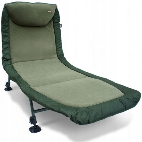 Ein weiches Sofa mit Kissen und Wollbezug 