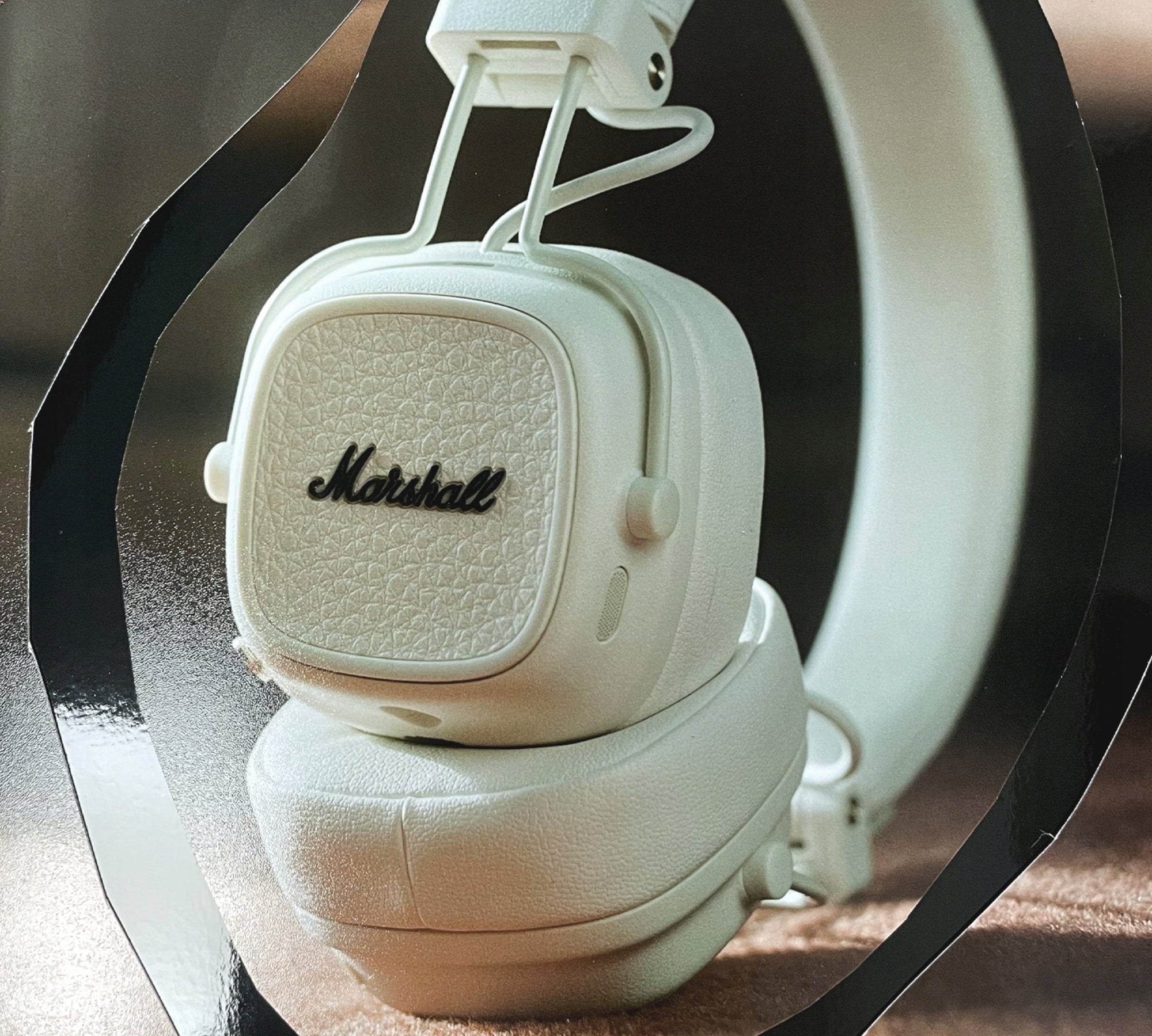 MARSHALL MAJOR V WIRELESS BLUETOOTH OVER-EAR HEADPHONES 100H QI CREAM Manufacturer code 228158