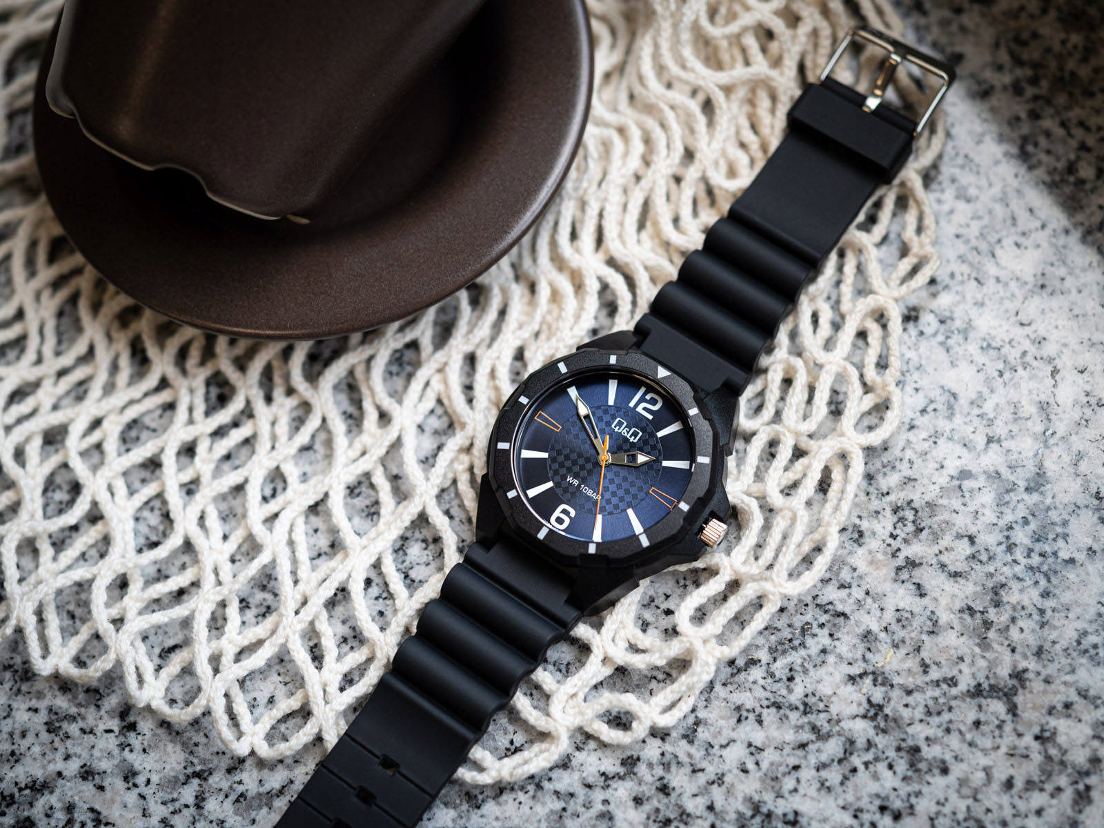 MEN'S WATCH QQ V30A-002VY WATERPROOF SPORTS Batteries included yes