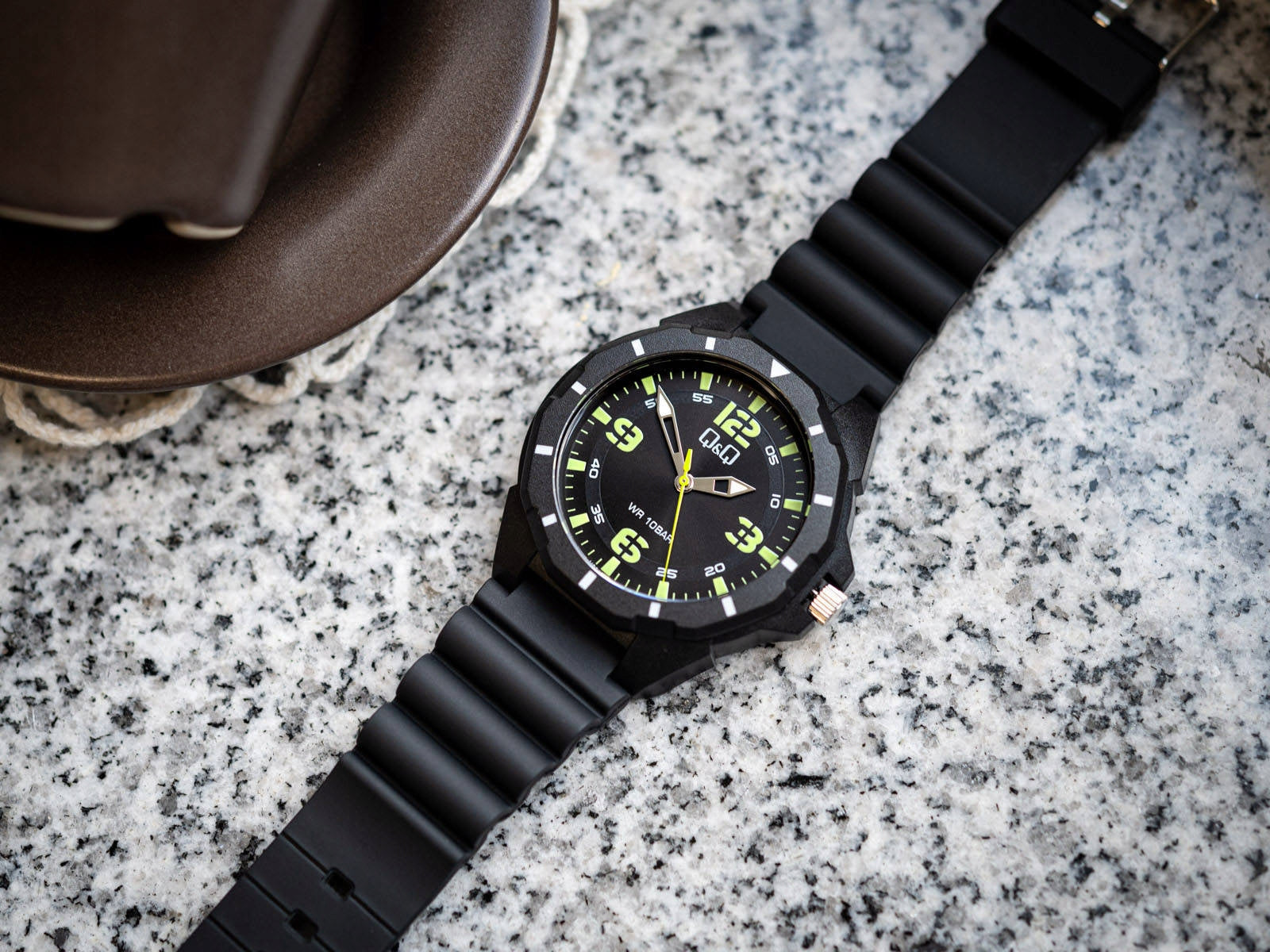 MEN'S WATCH QQ V30A-005VY WATERPROOF SPORTS Batteries included yes