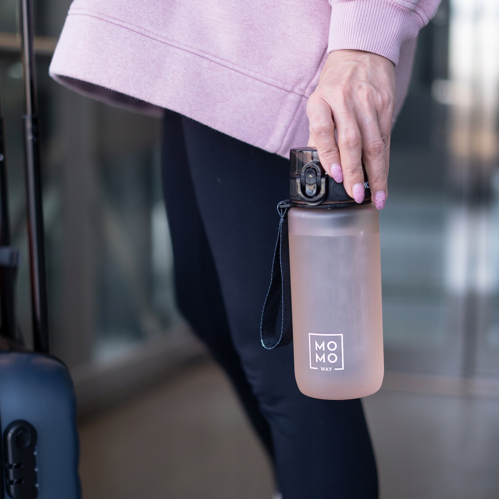 MOMO WAY water bottle powder pink 600ml tritan with measuring cup and mouthpiece Brand Soxo