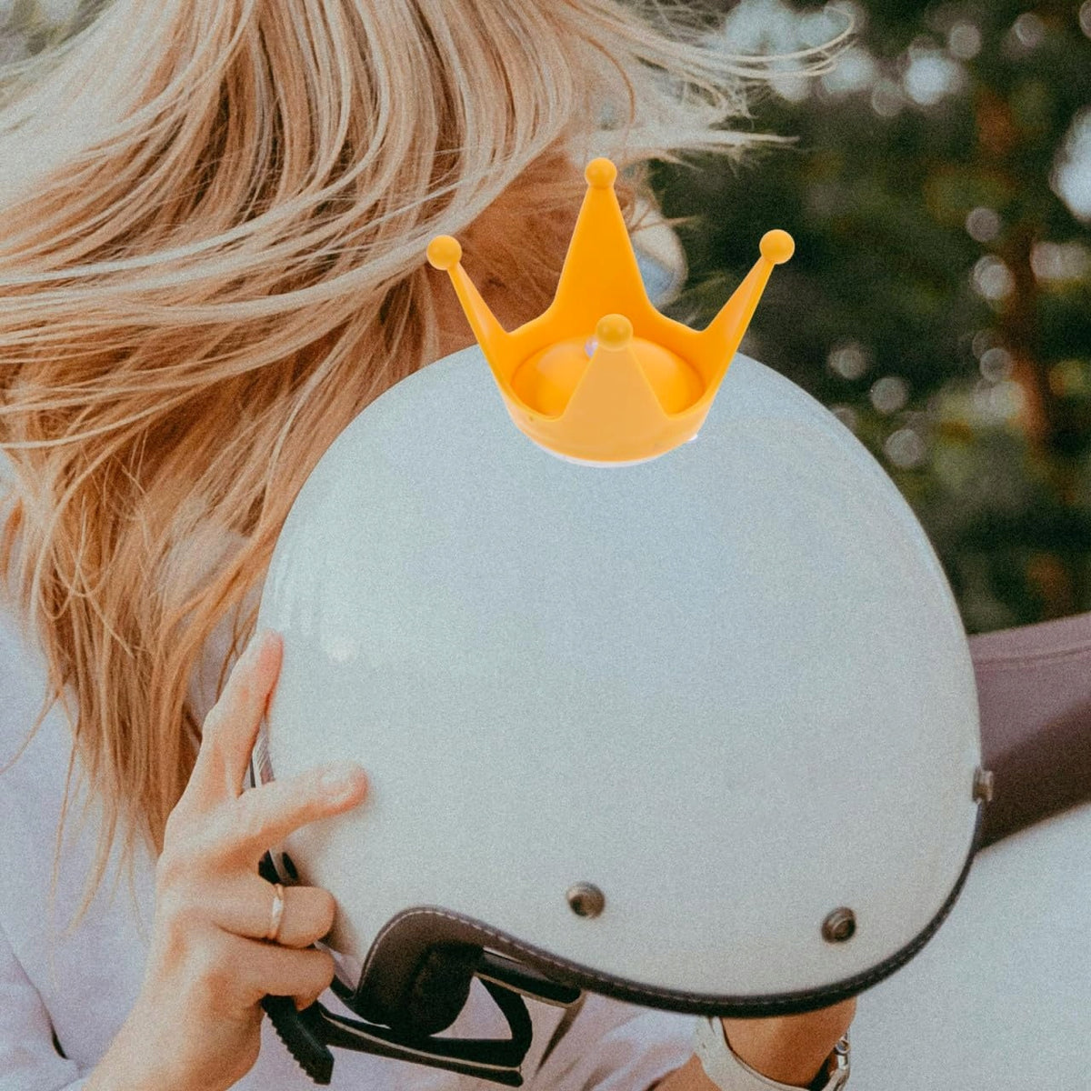 MOTORCYCLE HELMET DECORATION WITH CROWN AND SILICONE SUCTION CUPS Manufacturer Gmoto