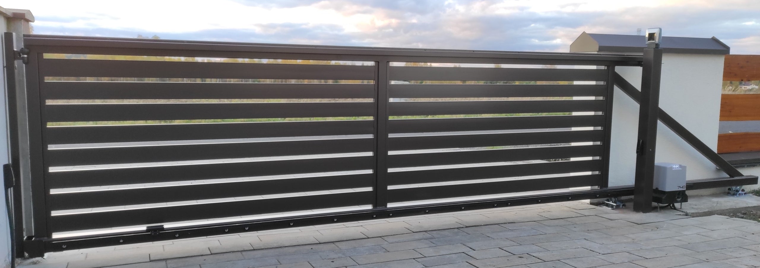 Modern sliding gate 4m x 1,4m galvanized +powder painting set