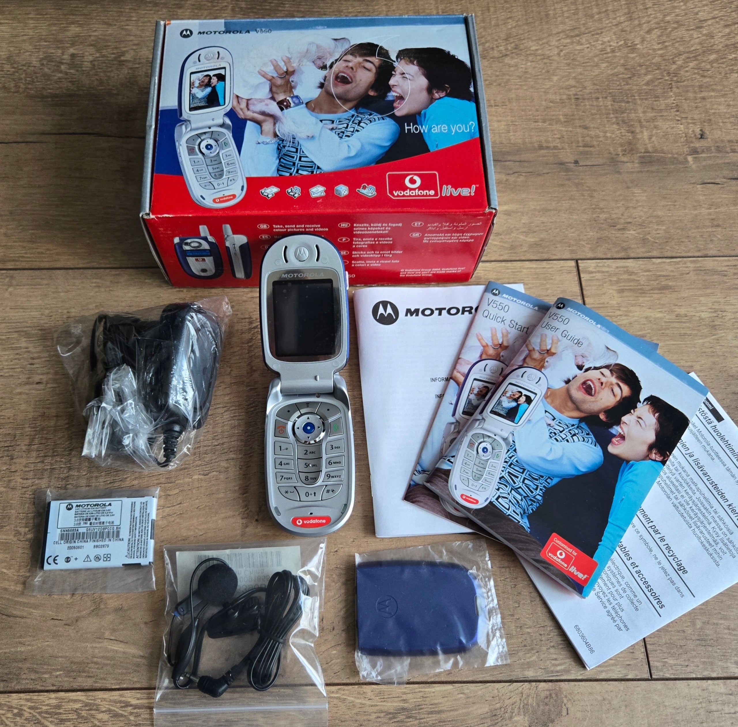 Motorola V550 Silver NEW! Foils! UNIQUE! OPPORTUNITY! Without Sim Lock!