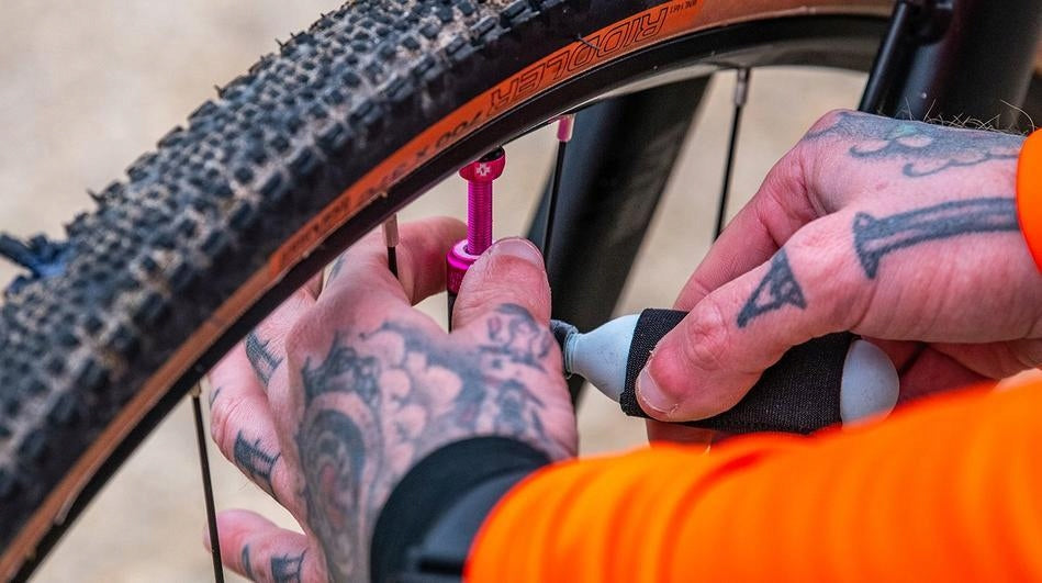 Suspaustų CO2 dujų pompa su balionėliu Muc-Off Co2 MTB Inflator Kit, juoda