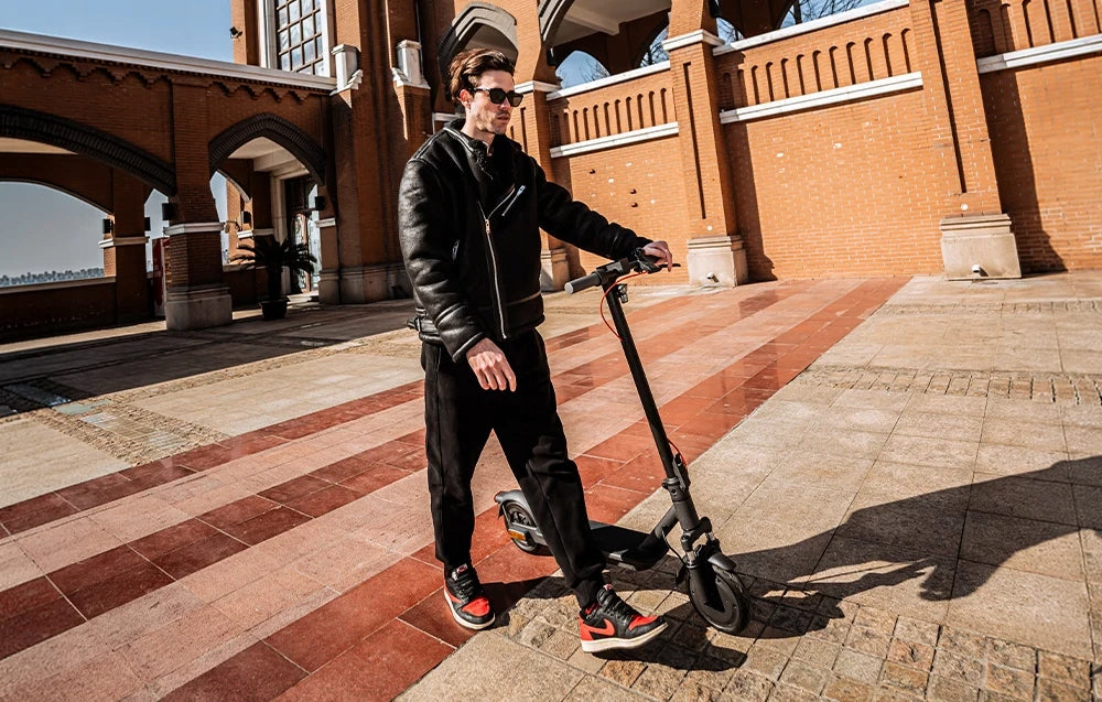 NAVEE E25 Pro Electric Scooter Range 25km 20km/h 480W Lifting capacity 90kg Color black