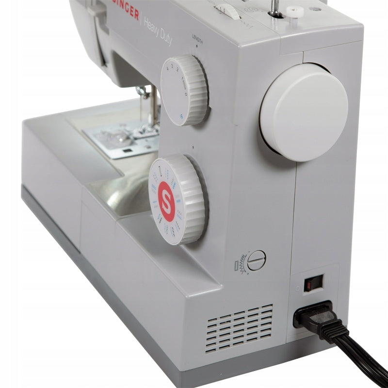 NEW PROFESSIONAL SEWING MACHINE SINGER 4423 23 PROGRAMS Dominant color silver/gray