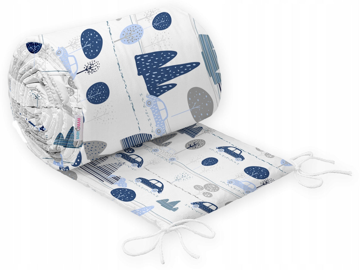 Weicher Kinderbettschutz Babymam Machines, 360x30 cm, blau/weiß 