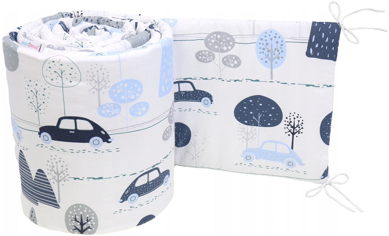 Weicher Kinderbettschutz Babymam Machines, 360x30 cm, blau/weiß 