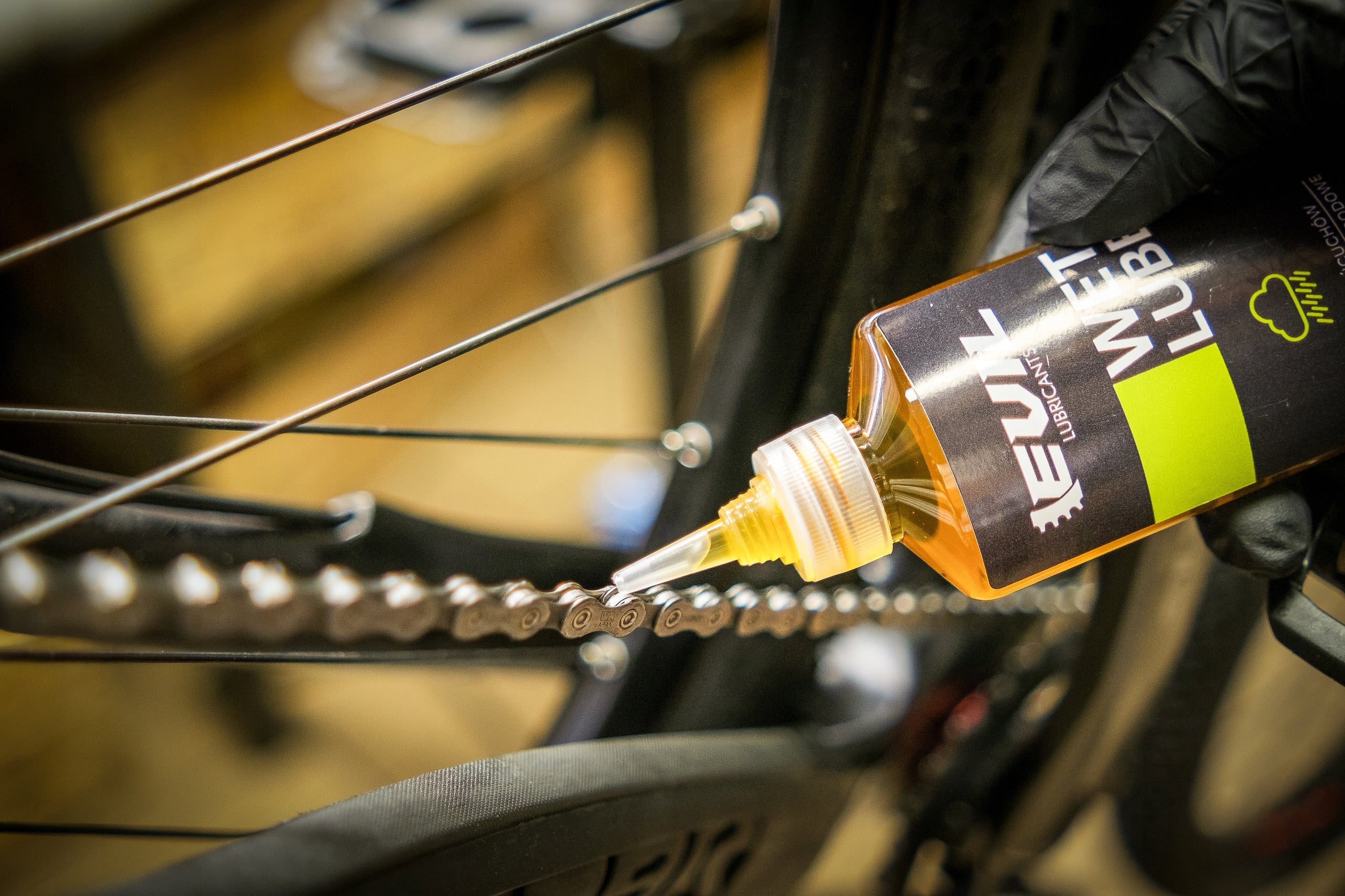 OIL LUBRICANT FOR CHAIN WET LUBE EVIL LUBRICANTS 100ml FOR WET CONDITIONS Packaging capacity 100 ml