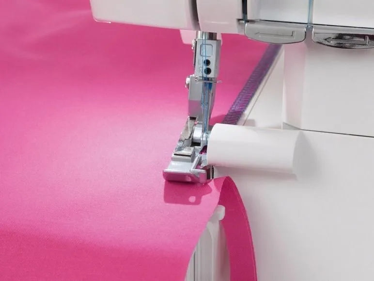 Overlock overlock 4 thread with rolling Singer 12 stitches mereżka Dominant color white