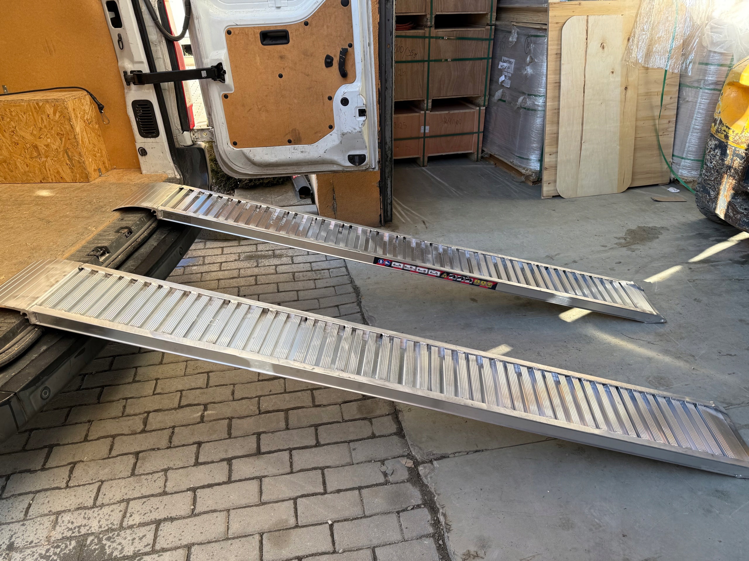 Overrun aluminum loading ramps ideal for buses 2,5m to 1550kg EAN (GTIN) 8053295790035