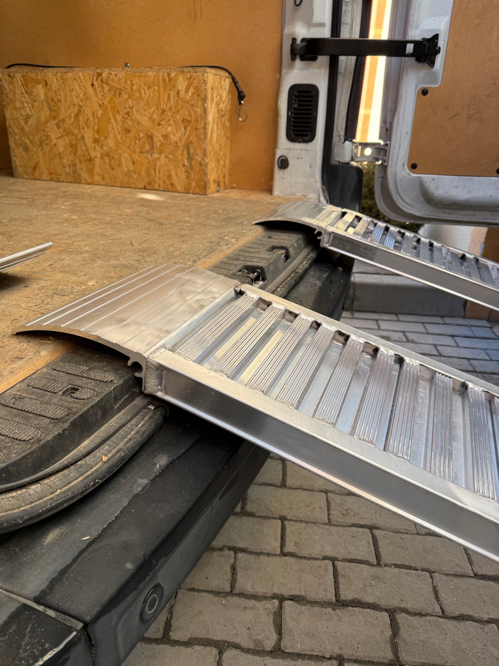 Overrun aluminum loading ramps ideal for buses 2,5m to 1550kg