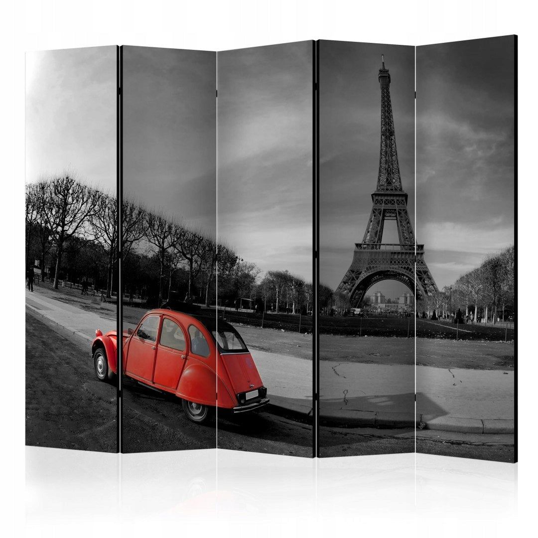 Eiffelturm und rotes Auto an der Wand 