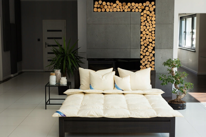 PILLOW 40X40 DOWN AND FEATHERS 0,3 KG, COTTON 100% HIT!! Manufacturer code poduszka40x40-puch-300-kremowa