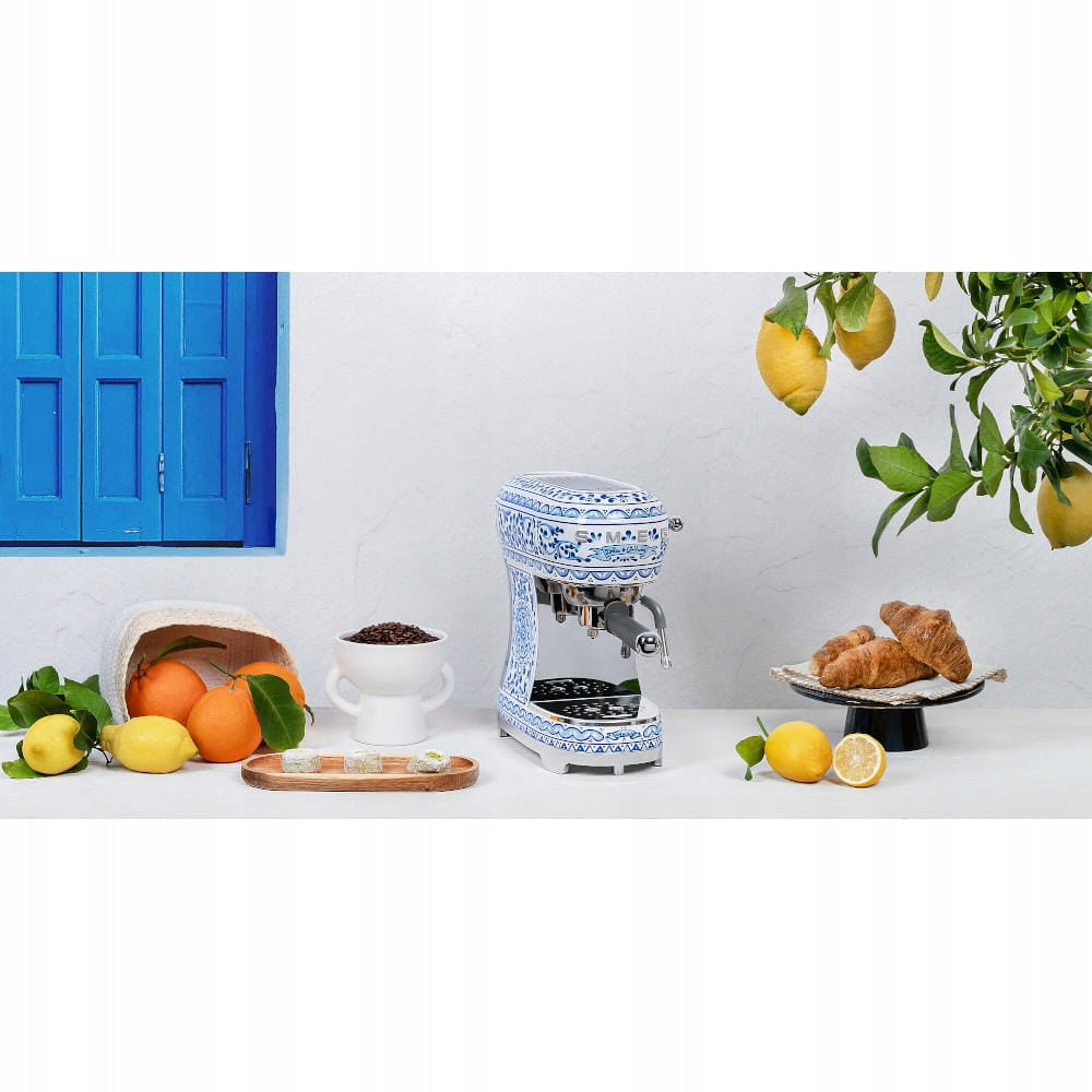 Pákový tlakový kávovar Smeg ECF02DGBEU 1350 W bílý Model ECF02DGBEU