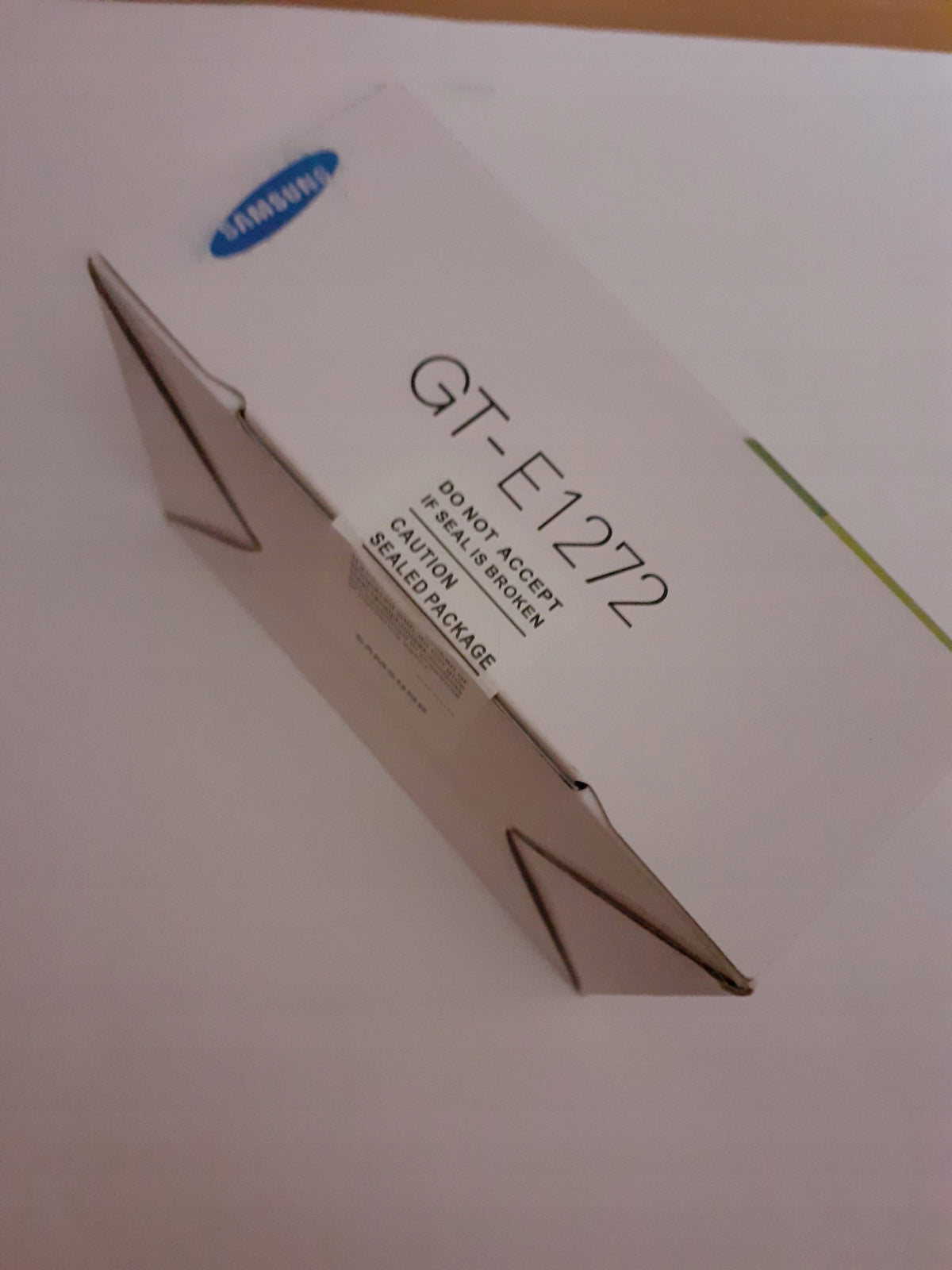 Phone Samsung GT-E1280 4 MB / SEALED Charger included yes