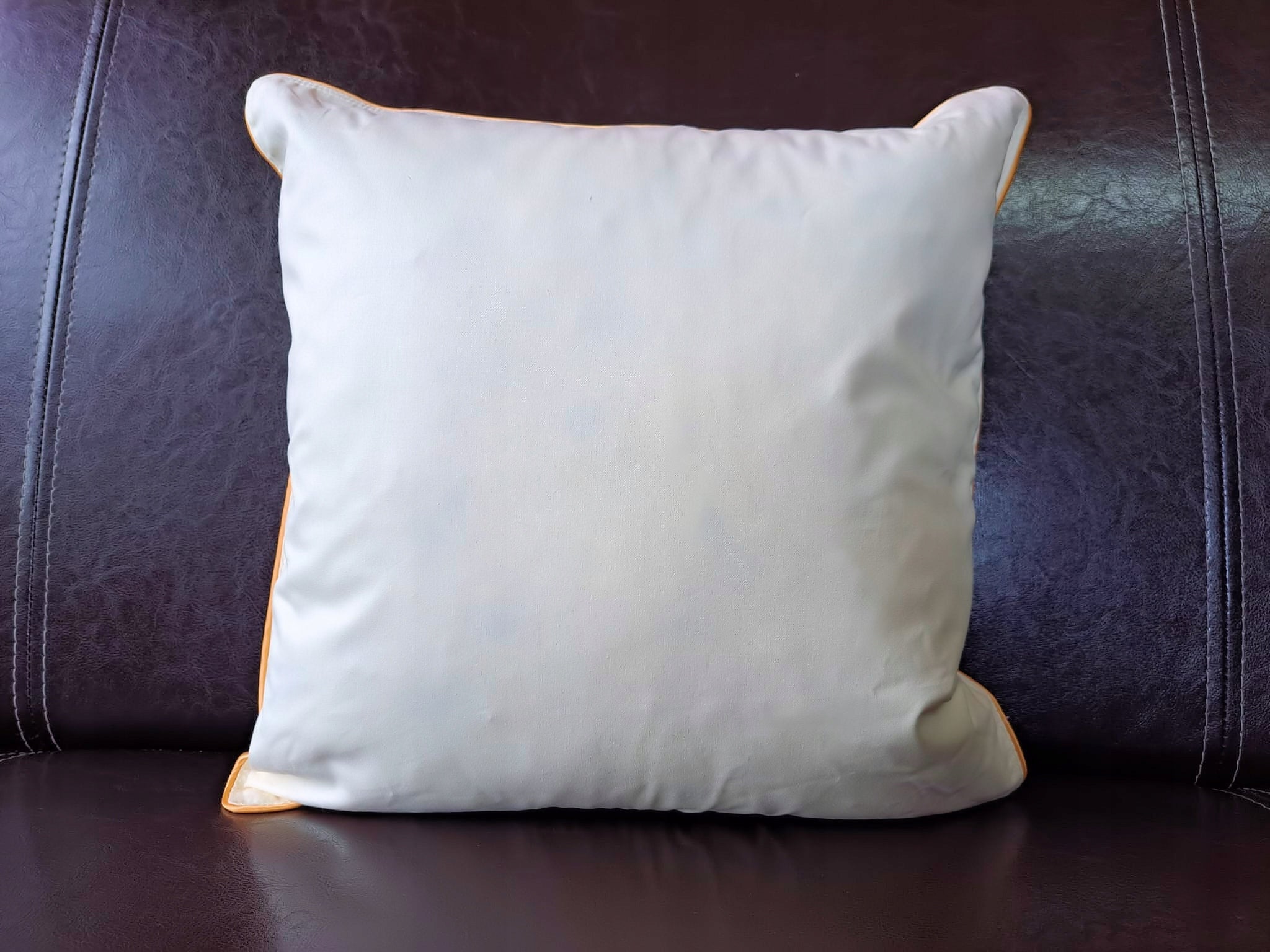 Pillow with feathers 40x40 300g Manufacturer code Poduszka z pierza 40x40