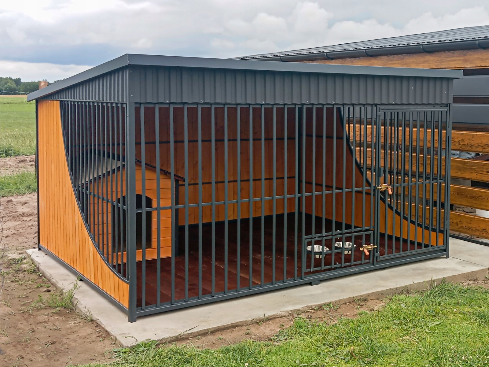 Playpen for big dog 4x2,5m Premium, graphite and golden oak, without kennel and floor Product width 401 cm