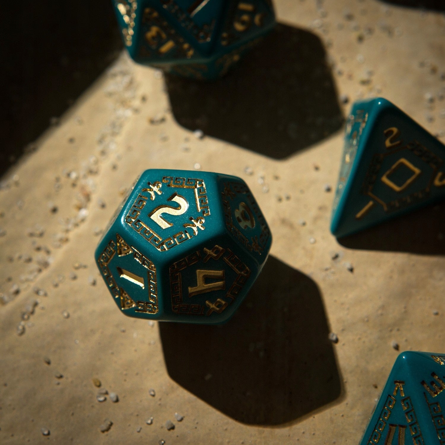 Kauliukų rinkinys Runequest turkio ir auksinės spalvos