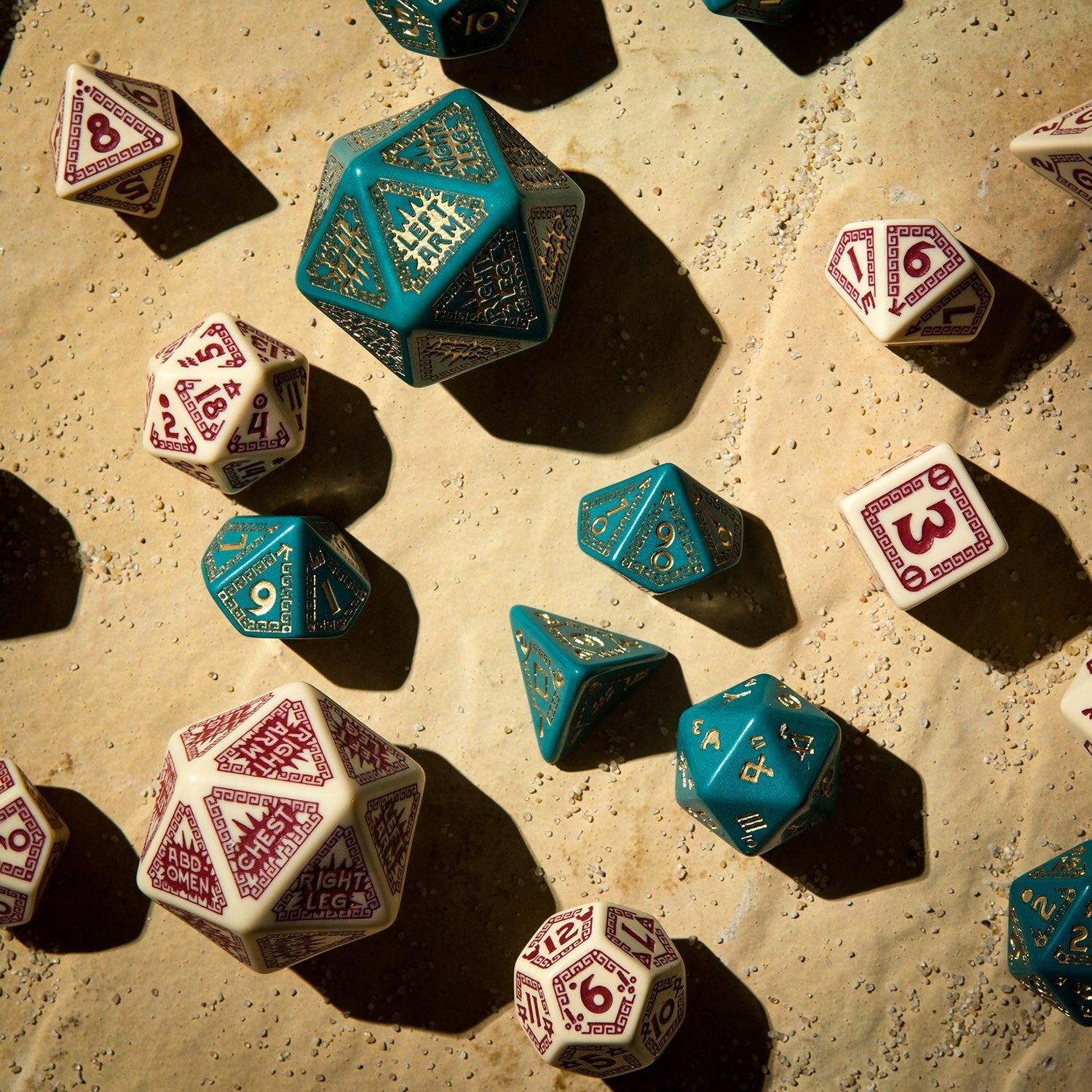 Kauliukų rinkinys Runequest turkio ir auksinės spalvos