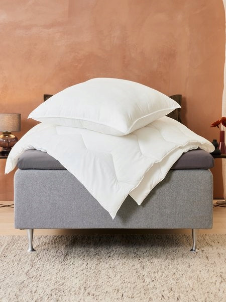 Quilt and Pillow Set 140x200/70x80 Warm Synthetic Color white
