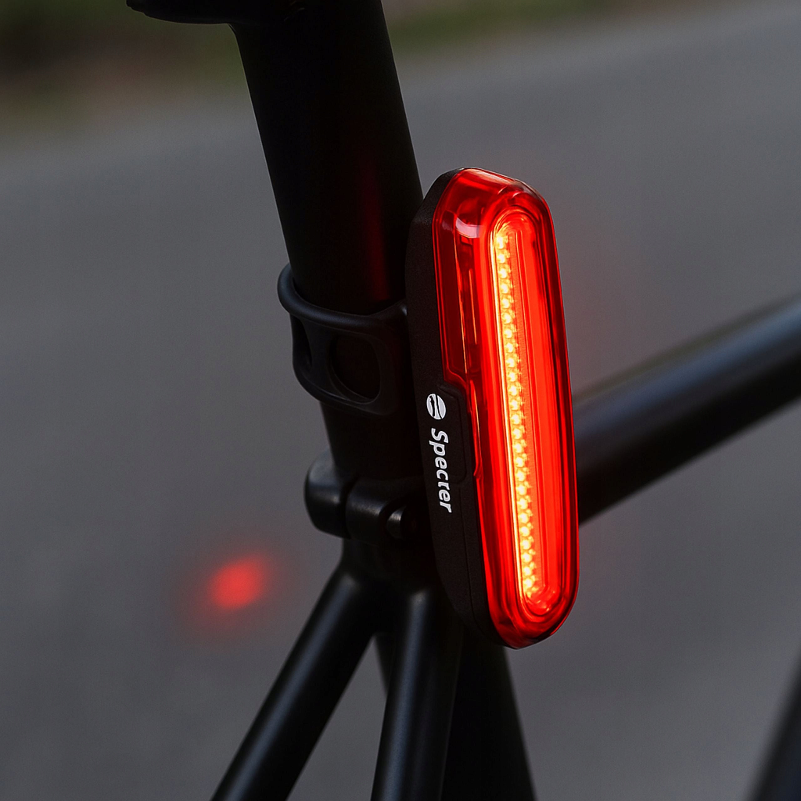 REAR BICYCLE LAMP AQY SPECTER 120LM LED USB C IP64 COB 4 MODES ELASTIC BAND Model lampka rowerowa tylna z boku widoczna ip64 120lm
