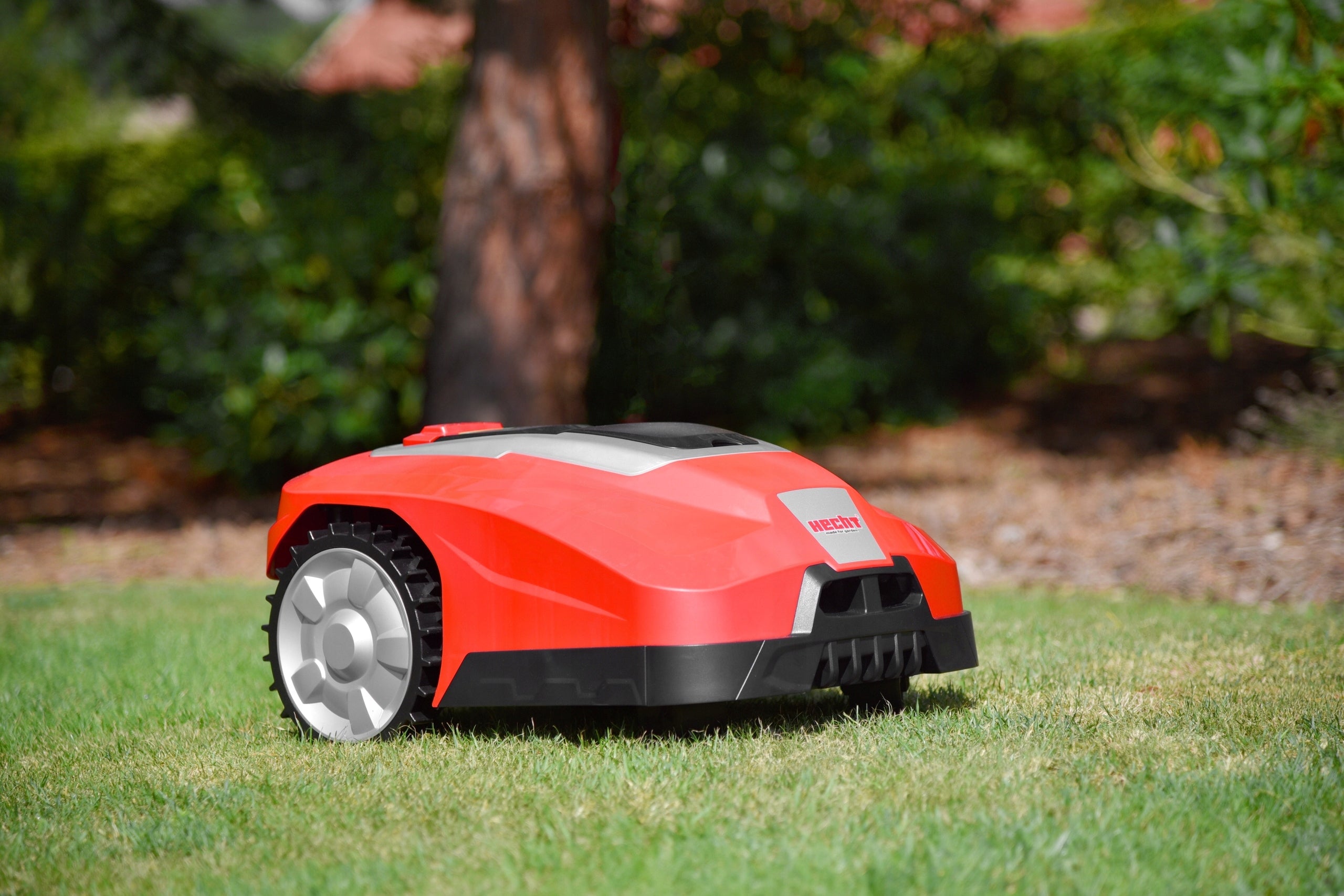 ROBOT MOWING BATTERY MOWING DEVICE HECHT 5615 APPLICATION 1500M2 Mowing width 18 cm