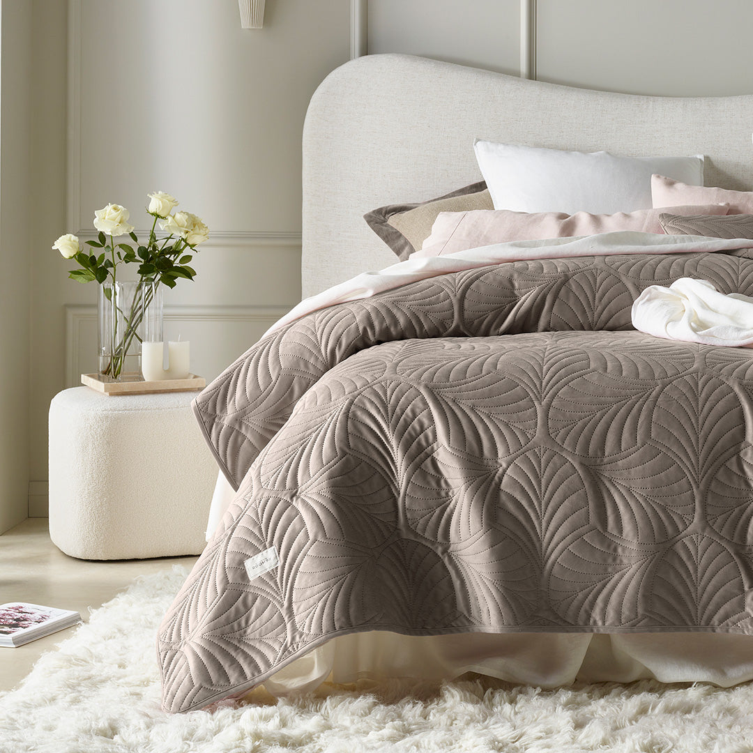 ROOM99 Couch bedspread 200x220 brown velour quilted Feel Manufacturer code Kapa na łóżko ochronna pled na wersalkę brąz