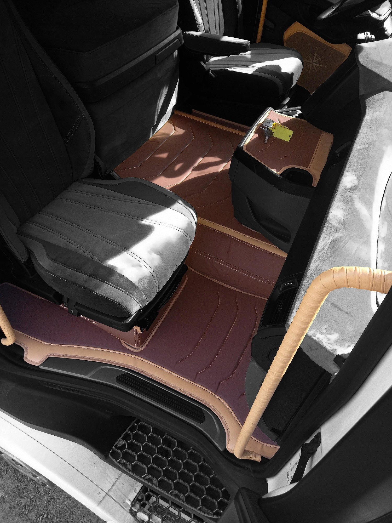 RUGS FLOOR MAT TIR SCANIA SERIES R YEAR 2018 - 2025 QUILTED Manufacturer's catalog number R