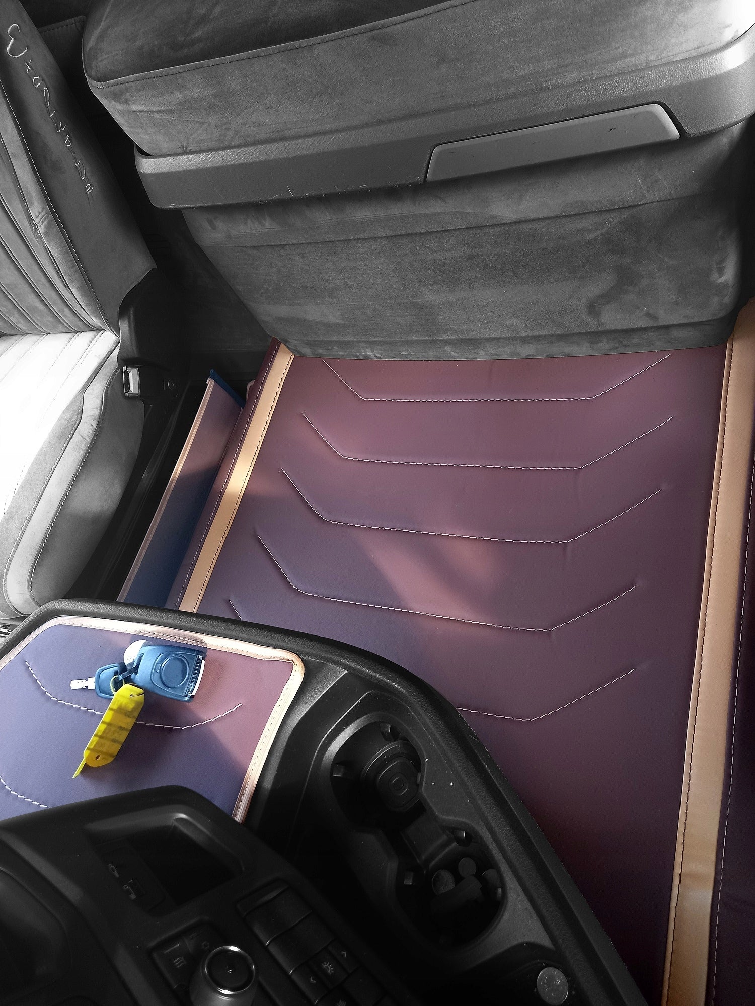 RUGS FLOOR MAT TIR SCANIA SERIES R YEAR 2018 - 2025 QUILTED