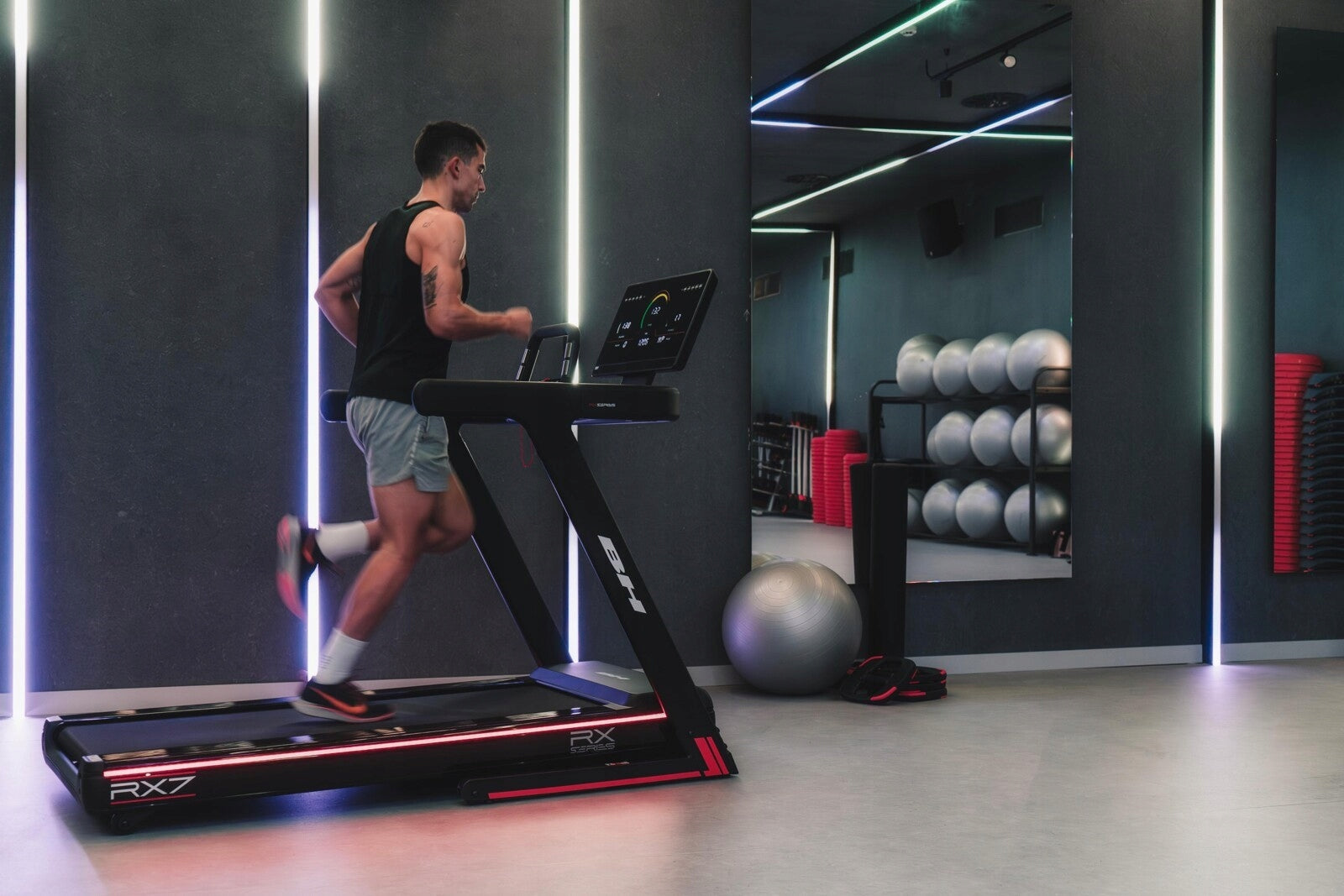 RX7 Led BH Fitness Electric Training Treadmill + Equipment Mat Maximum user weight 115 kg