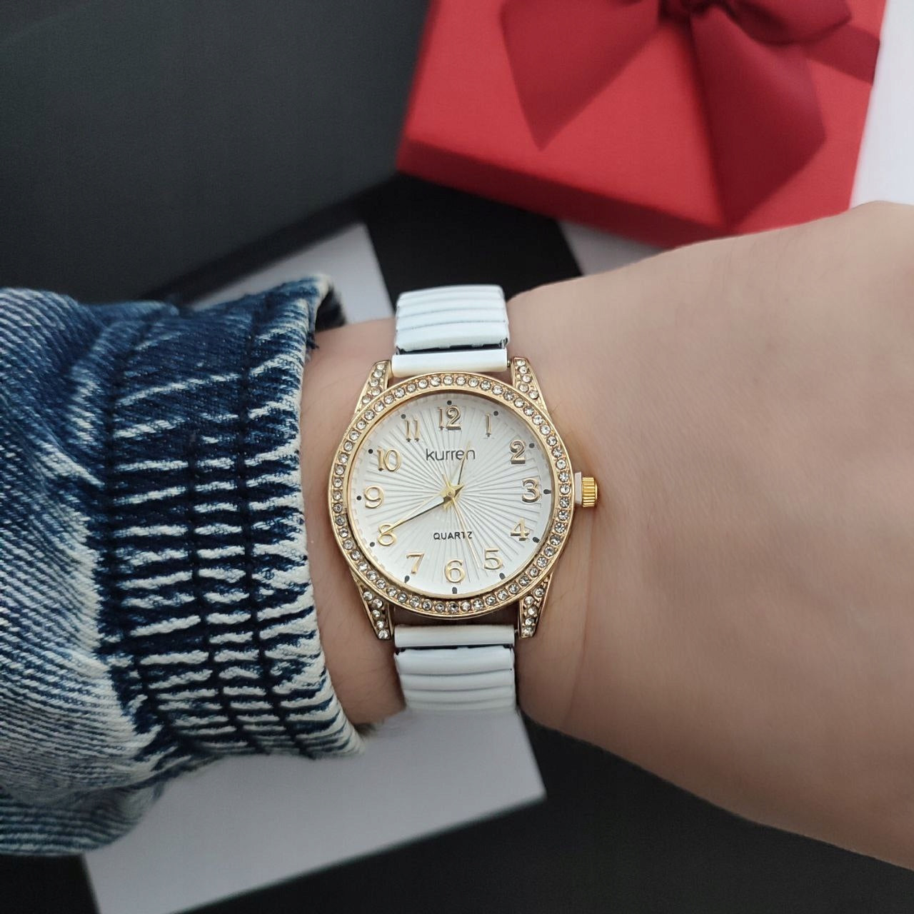 Readable Women's watch gold delicate white numbers classic bracelet Packaging status original