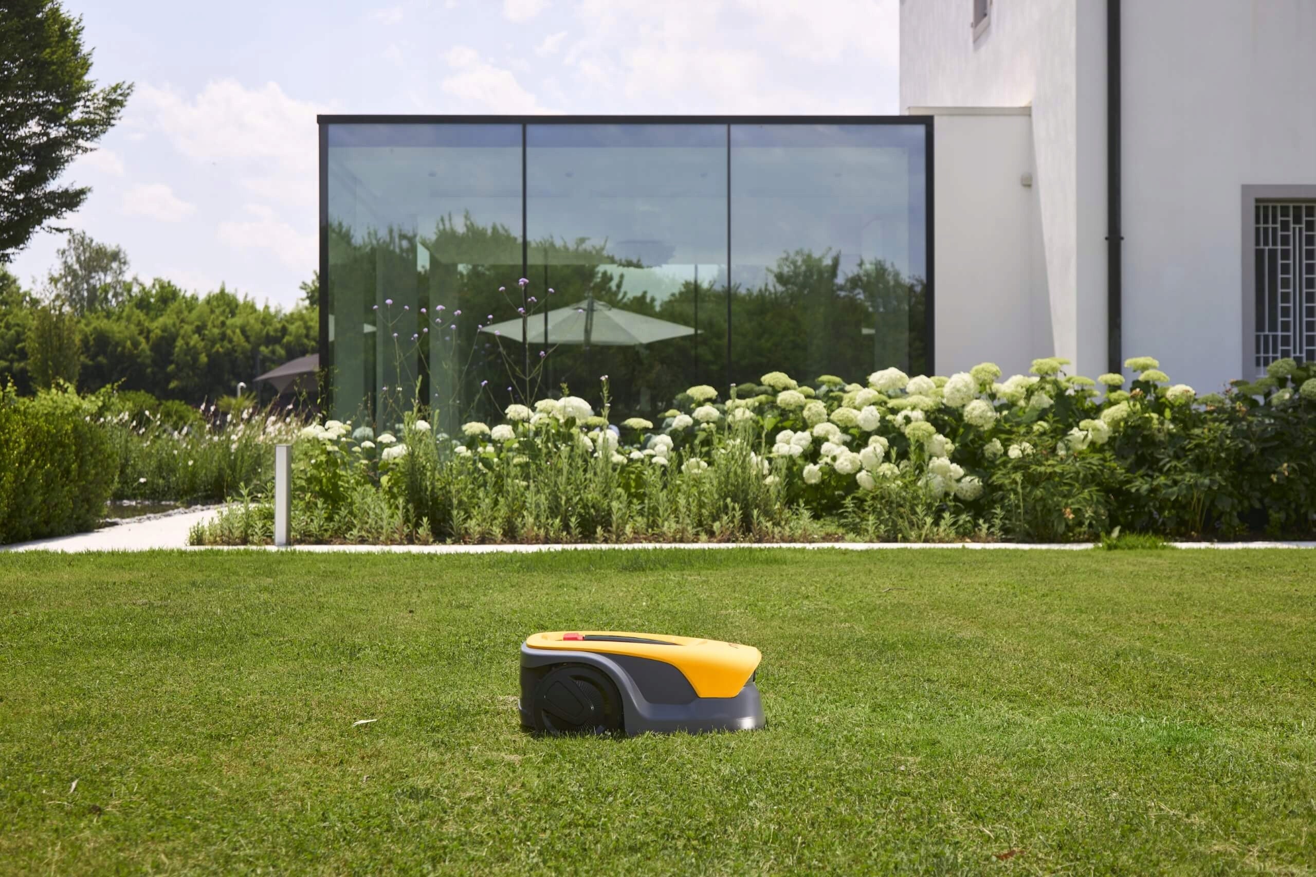 Robot Mowing Autonomous on 800 m2 STIGA A 8v Data 10 years GPS Camera AI Model A 8v