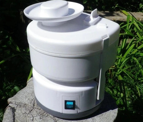 Rodnichok juicer for apples, carrots Dominant color white