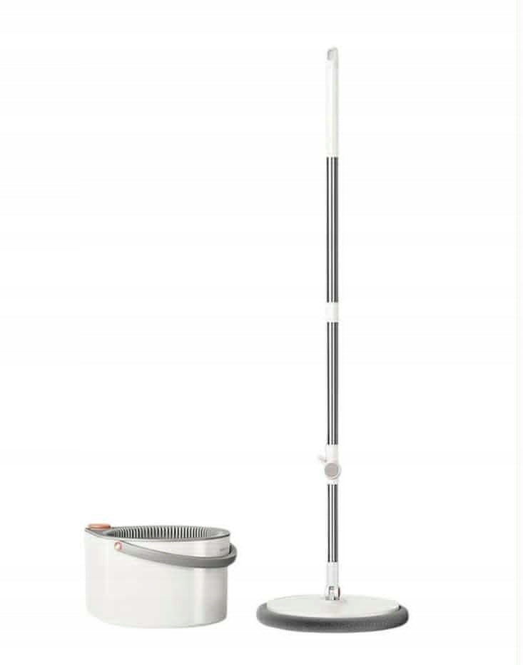 Rotary mop and bucket with replaceable pads separates dirty and clean water