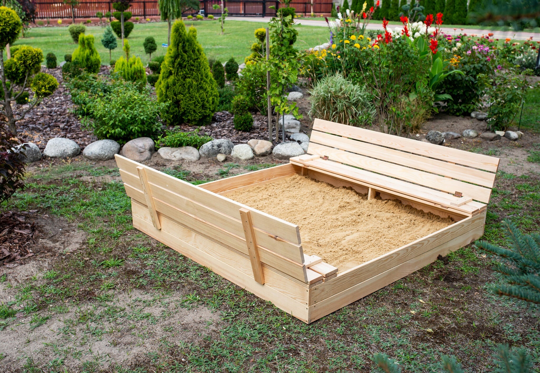 SANDBOX WITH BENCHES CLOSED WOODEN 160x160cm FROM THE MANUFACTURER FREEBIES Manufacturer code Piaskownica Bardzo Duża Drewniana 160x160