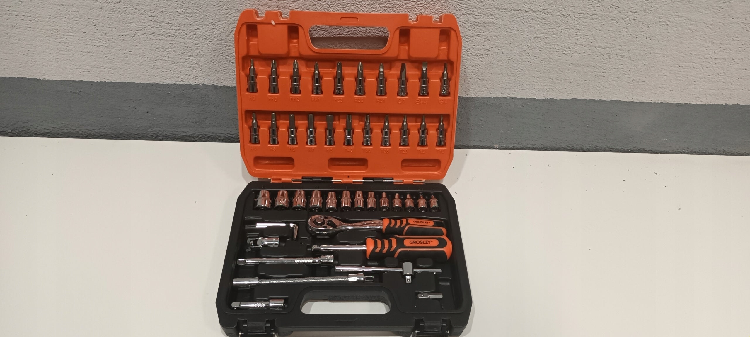 SET OF 46 SOCKET WRENCHES 1/4" IN SUITCASES - GROSLEY SATGR51118