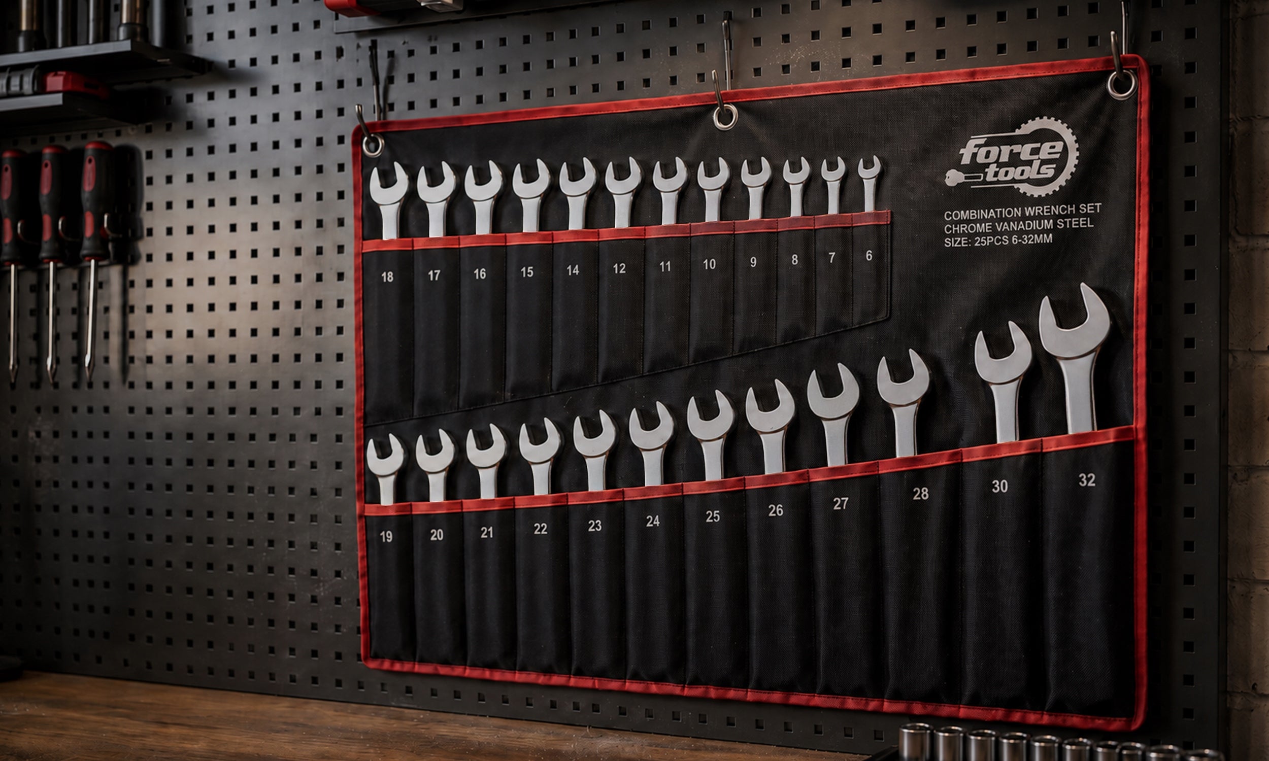 SET OF FLAT-EYE WRENCHES 6-32mm 25 PCS STEEL CR-V WRENCHES ON SHEET Manufacturer code KLUCZE PŁASKO-OCZKOWE PŁASKIE OCZKOWE 6-32 mm