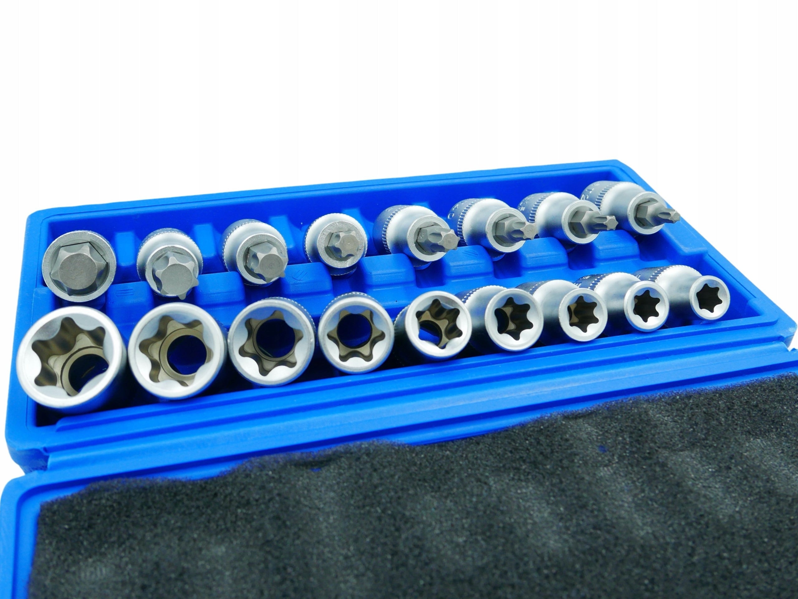 SET OF SOCKETS WRENCHES BITS TORX 1/2 17 EL EAN (GTIN) 5907580136172