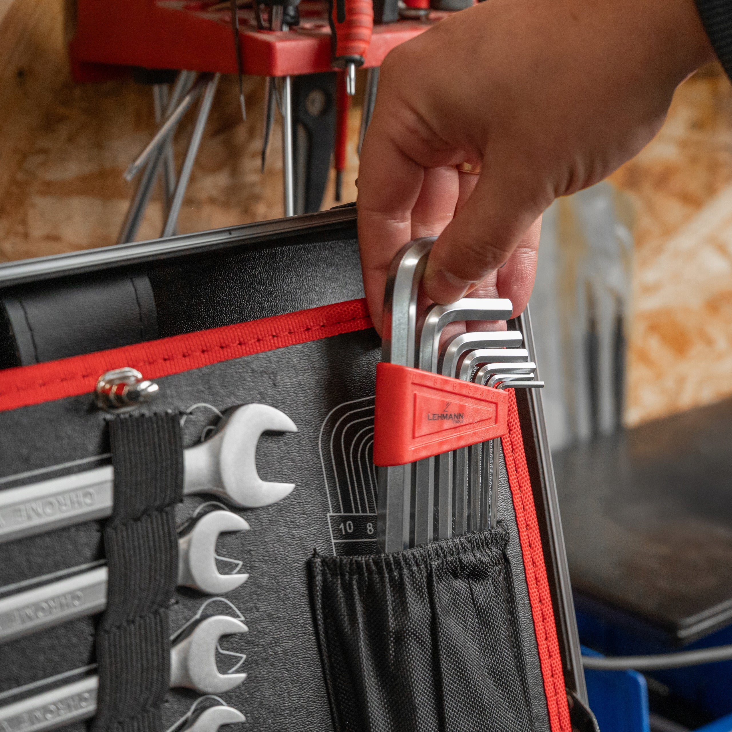 SET OF TOOLS KEYS TOOL CASE SOCKET WRENCHES CASE STEEL CRV Manufacturer code ZESTAW NARZĘDZI KLUCZY WALIZKA 88 ELEMENTÓW