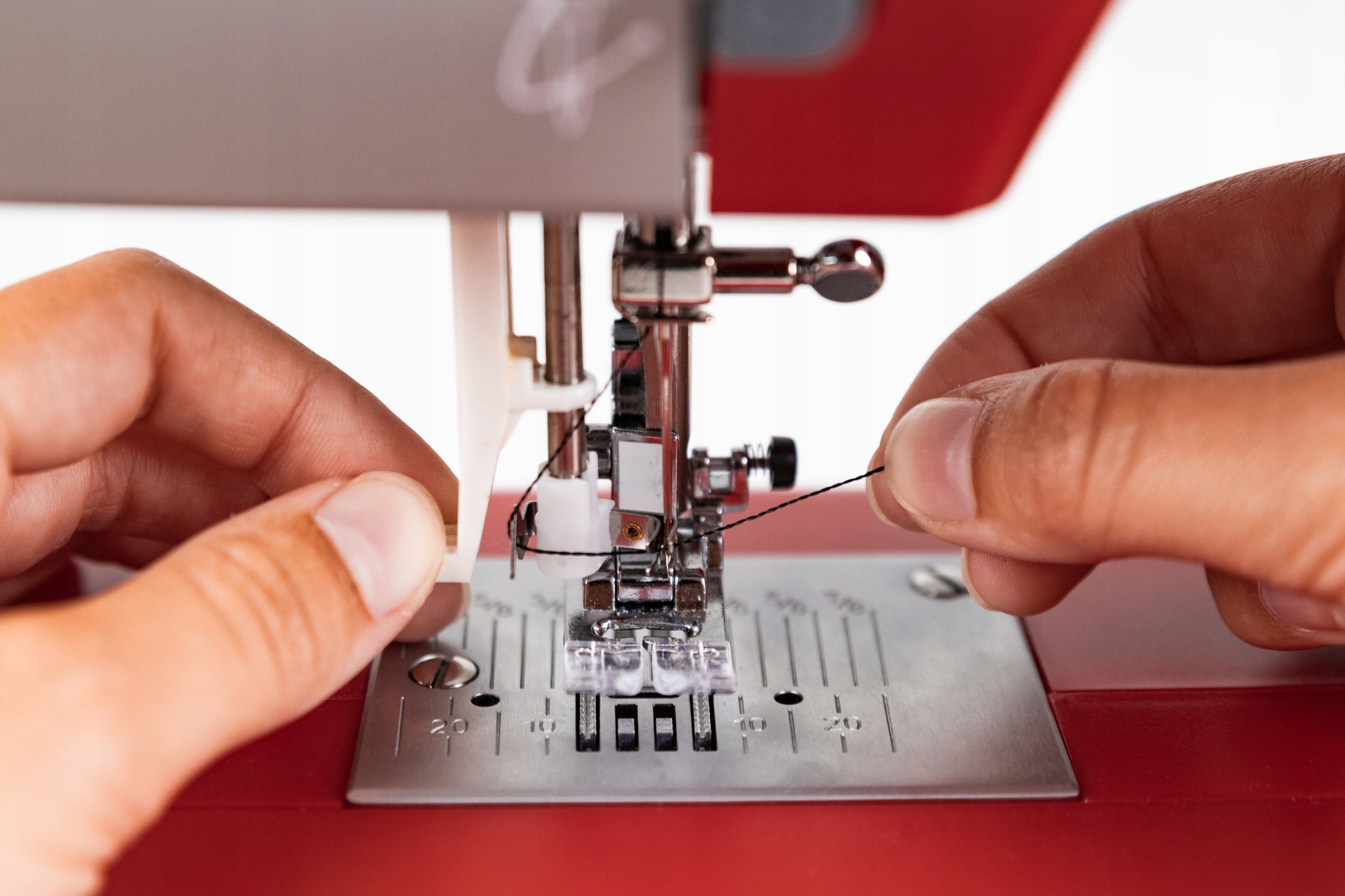 SEWING MACHINE 17 PROGRAMS VERITAS POWER STITCH 17 Dominant color red