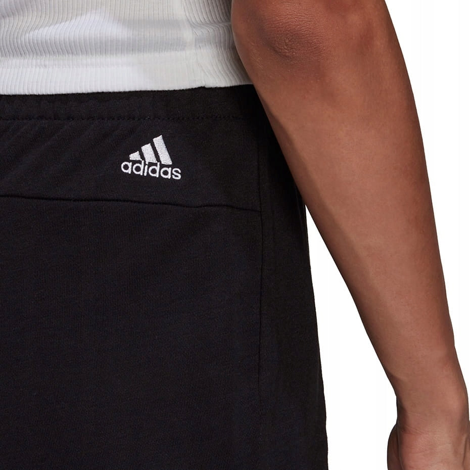 Šortai moterims Adidas Essentials Slim Logo Shorts W GM5524, juodi