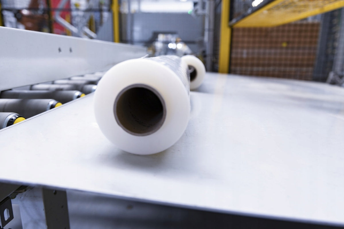 STRETCH FILM 3kg STRETCH COLOURLESS ROLL STRONG TRANSPARENT XXL 2,7kg NET Manufacturer code BE 302 002 TRANSPARENT Transparentna