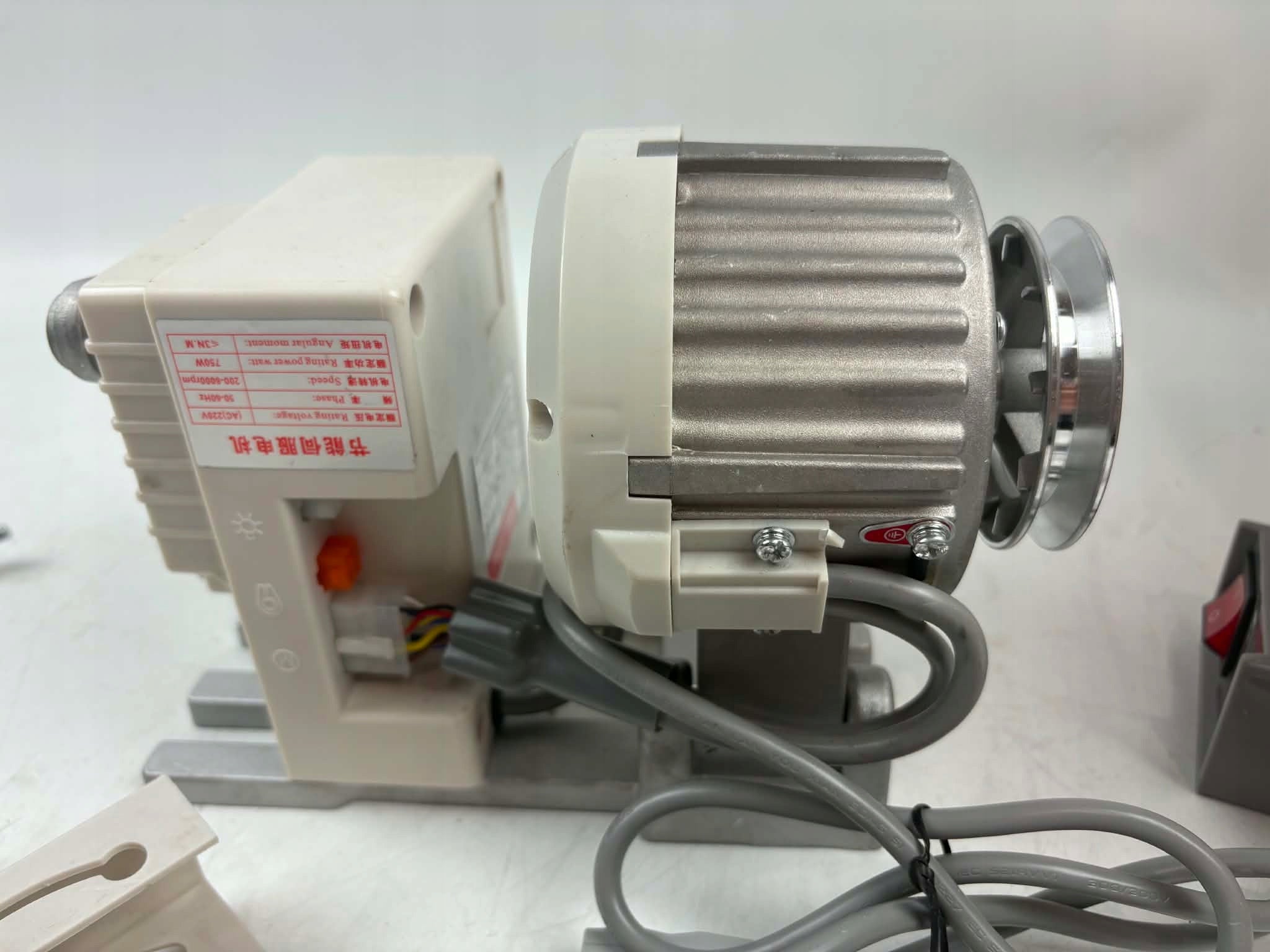Servo motor - 750W 220V - For sewing machine Dominant color clear