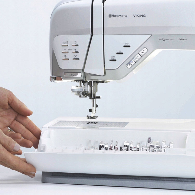 Sewing machine, 1005 programs, HUSQVARNA VIKING EPIC 980Q Dominant color white