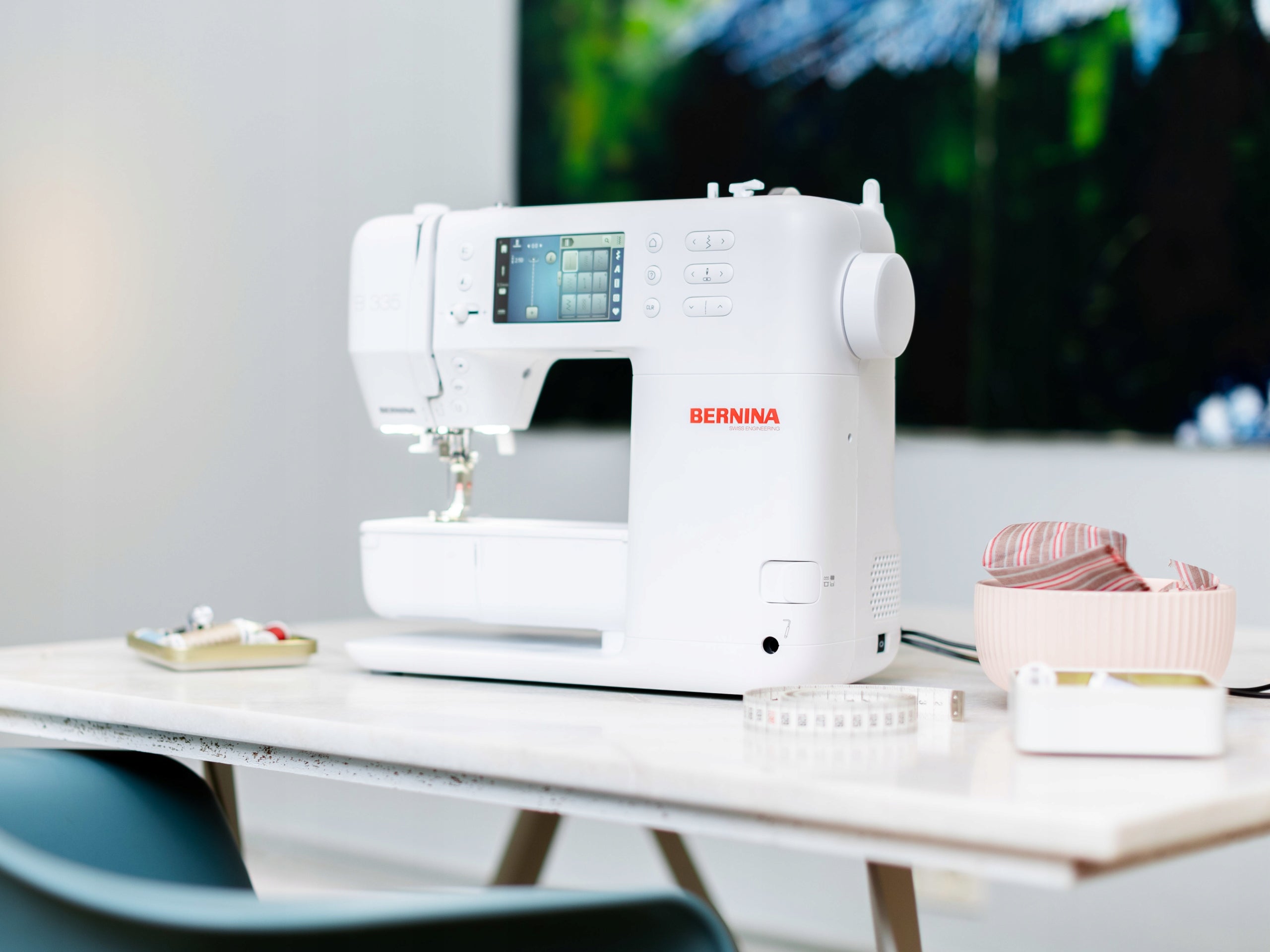Sewing machine BERNINA B325 new generation. Strong and reliable! Model B325 - Generacja 2