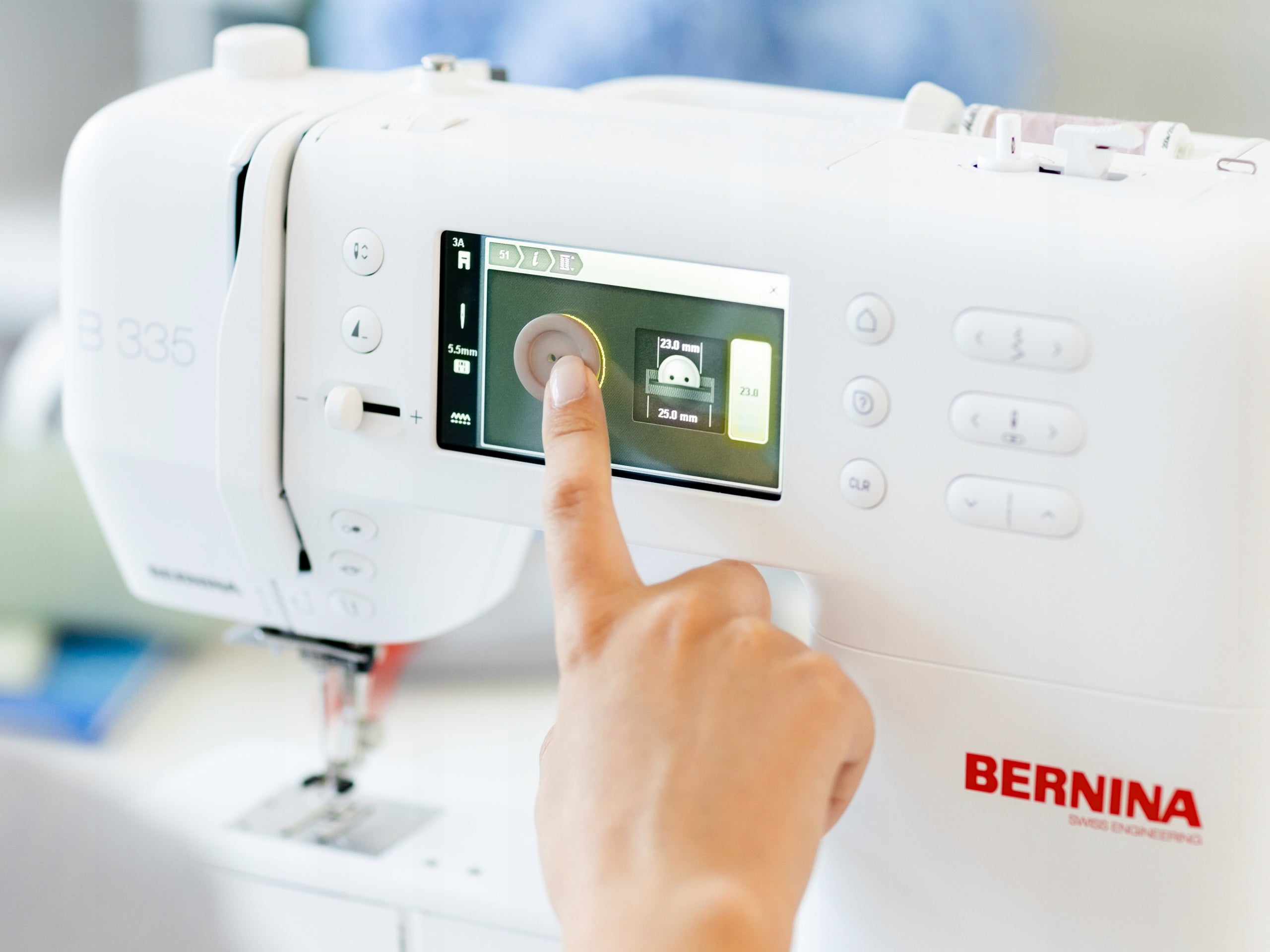 Sewing machine BERNINA B335 new generation. Extensive and reliable! Model B335 - Generacja 2