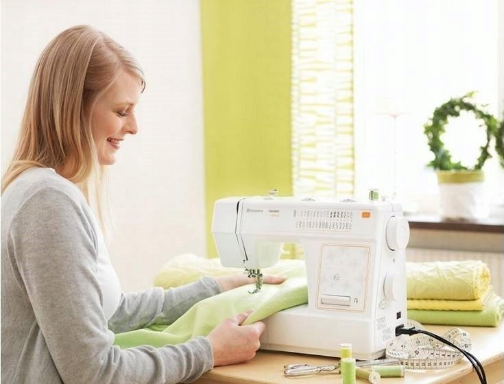 Sewing machine Husqvarna Viking E10 strong mechanical home pendulum Dominant color white