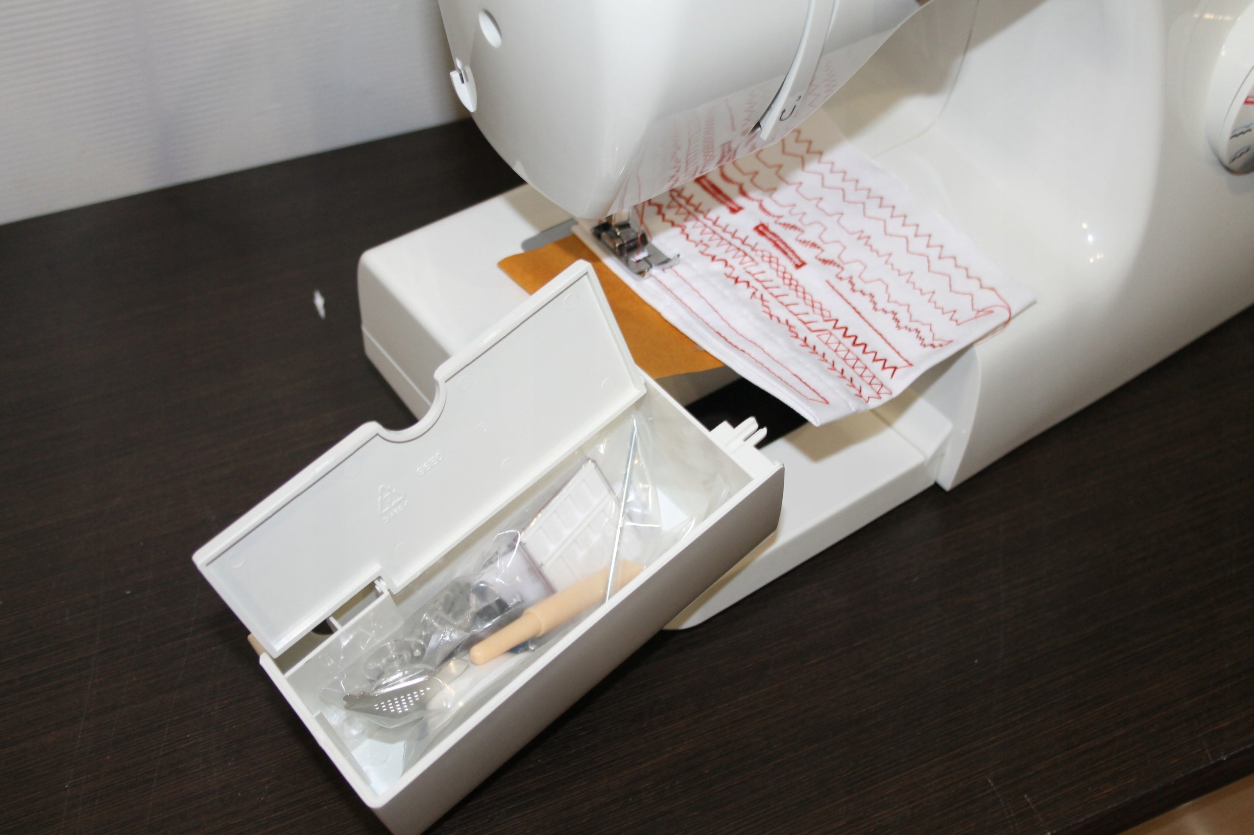 Sewing machine PFAFF 1020S Dominant color white